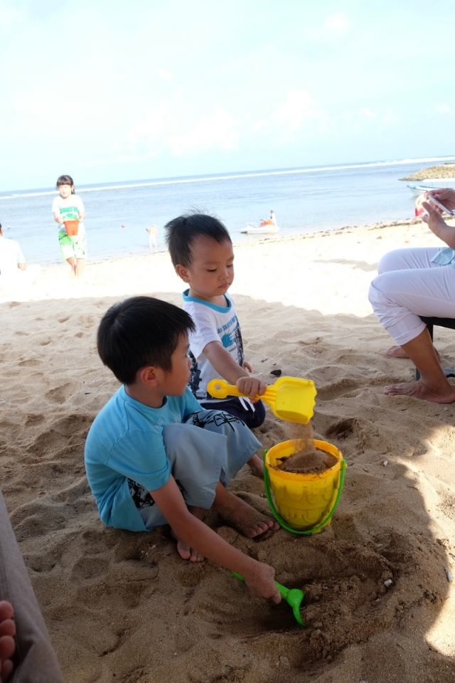 anak-anak main pasir